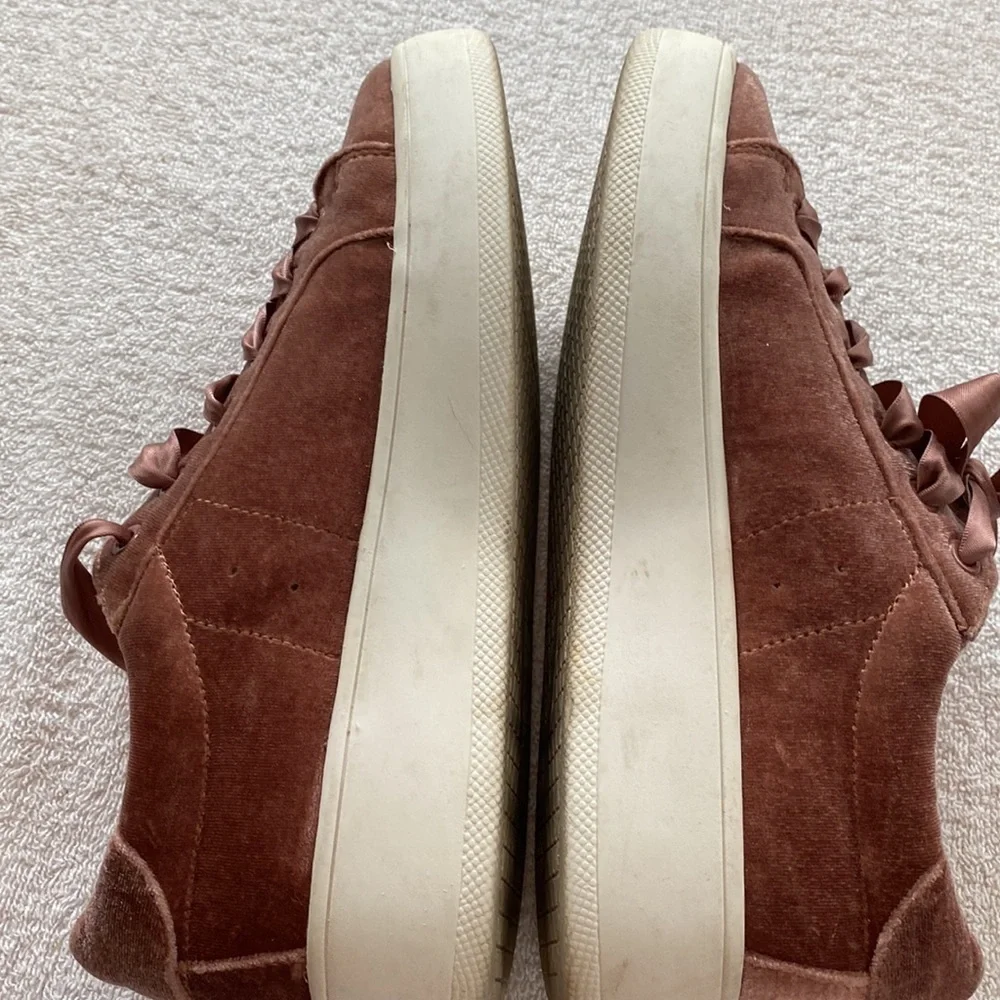 Steve Madden Bertie-V style fashion sneakers satin laces faux velvet size 8.5